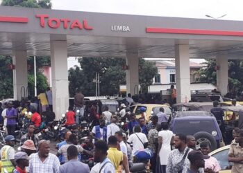 Deuxième jour de pénurie de carburant: entre les assurances gouvernementales et la réalité morose du terrain