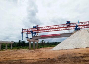 Kinshasa : Le ministre des Infrastructures John Banza Lunda supervise la pose d’une poutre de 45 tonnes au pont Mfuti