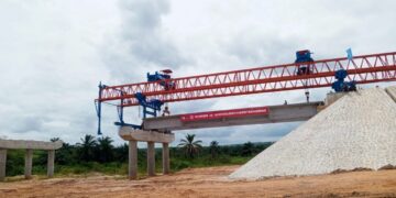 Kinshasa : Le ministre des Infrastructures John Banza Lunda supervise la pose d’une poutre de 45 tonnes au pont Mfuti