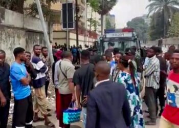 Insécurité à Kinshasa : Découverte du corps sans vie d’une femme poignardée dans un caniveau près de l’UPN à Ngaliema