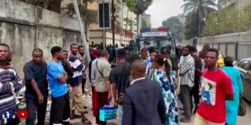 Insécurité à Kinshasa : Découverte du corps sans vie d’une femme poignardée dans un caniveau près de l’UPN à Ngaliema