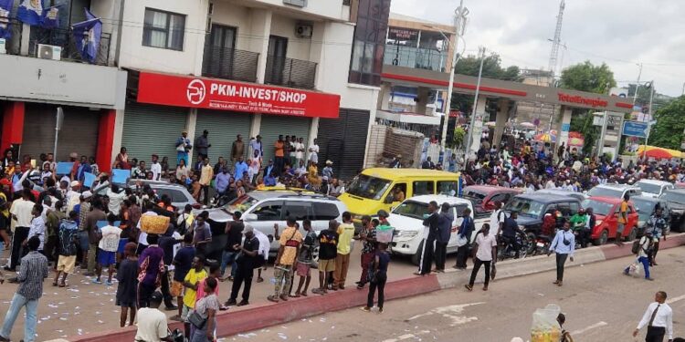 Kinshasa: Delly Sesanga dénonce l&rsquo;arrestation brutale de ses hauts cadres lors de la manifestation anti-migrant à Kitambo