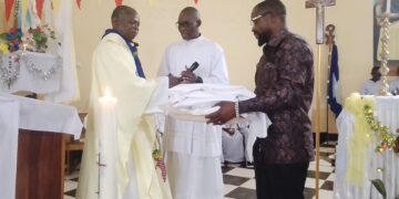 Pâques 2026 : les chrétiens de la paroisse St Georges de Kasenga remercient l’honorable Balth COLA pour les nouvelles tuniques , la rénovation du domaine marial et la sonorisation moderne