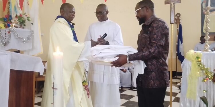 Pâques 2026 : les chrétiens de la paroisse St Georges de Kasenga remercient l’honorable Balth COLA pour les nouvelles tuniques , la rénovation du domaine marial et la sonorisation moderne