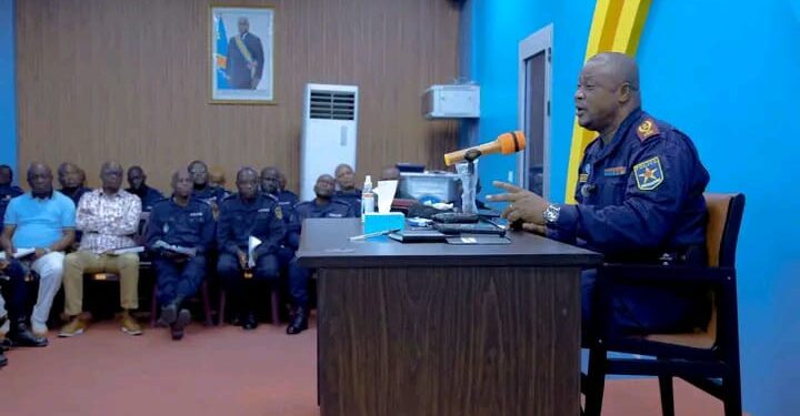 Kinshasa : La police met fin aux arrestations arbitraires de jeunes garçons mal coiffés conformément à l&rsquo;instruction du chef de l&rsquo;État