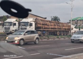 Kinshasa : Désordre persistant devant l’hôpital Saint Joseph malgré l’interdiction de stationnement sur les voies publiques