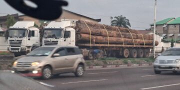 Kinshasa : Désordre persistant devant l’hôpital Saint Joseph malgré l’interdiction de stationnement sur les voies publiques