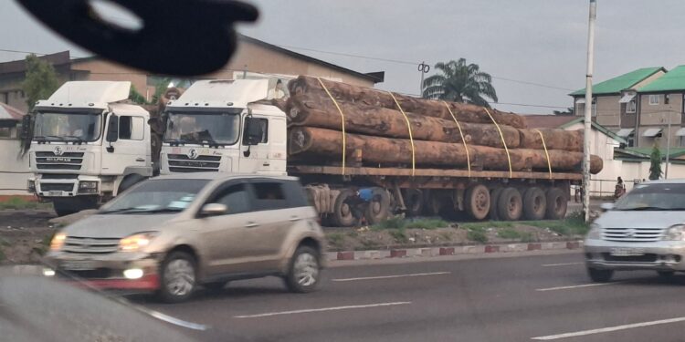 Kinshasa : Désordre persistant devant l’hôpital Saint Joseph malgré l’interdiction de stationnement sur les voies publiques