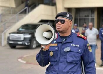 Insécurité à Kinshasa : le sénateur Gérard Mulumba accuse le commandant de la police d’incompétence notoire