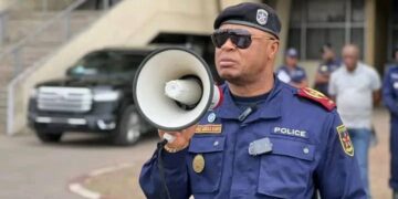 Insécurité à Kinshasa : le sénateur Gérard Mulumba accuse le commandant de la police d’incompétence notoire