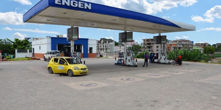 Le gouvernement hausse les prix des carburants : à Kinshasa, le litre d’essence passe de 2.440 FC à 2.640 FC