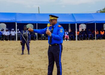 Kinshasa : le numéro 1 de la police accuse ces éléments d’abandonner les patrouilles au profit de la garde des motos et véhicules privés stationnés dans les commissariats