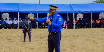 Kinshasa : le numéro 1 de la police accuse ces éléments d’abandonner les patrouilles au profit de la garde des motos et véhicules privés stationnés dans les commissariats