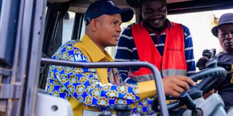 Haut-Katanga : Martin Kazembe annonce l’acquisition de quatre ateliers d’engins pour la construction des routes