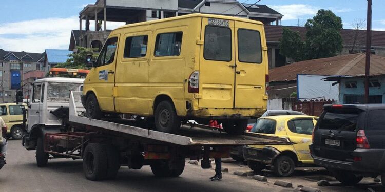 Lutte contre les embouteillages à Kinshasa : Le gouvernement annonce l&rsquo;évacuation des garages pirates et kiosques à Nganda/Jamaïque pour fluidifier la circulation