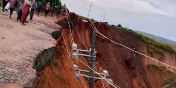Kasaï-Oriental :Après l’effondrement d&rsquo;un poteau, une panne d’électricité plonge Mbuji-Mayi, Miabi et Kabeya-Kamwanga dans le noir