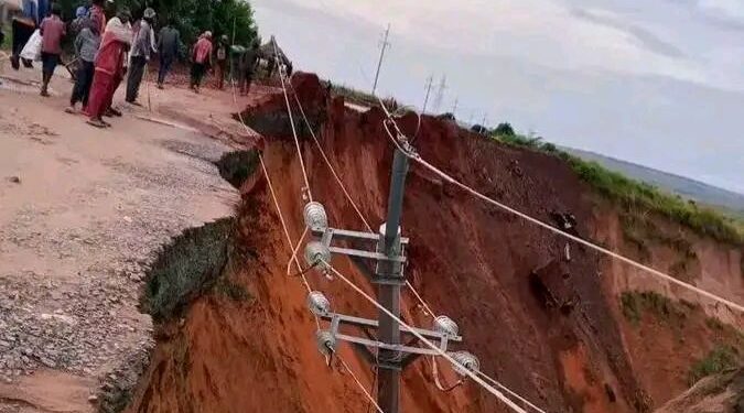 Kasaï-Oriental :Après l’effondrement d&rsquo;un poteau, une panne d’électricité plonge Mbuji-Mayi, Miabi et Kabeya-Kamwanga dans le noir