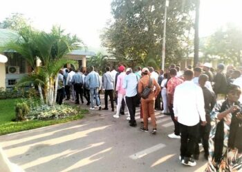 Chômage à Kinshasa : L&rsquo;UPC prise d’assaut par des milliers des jeunes en quête d’un poste à la Regideso