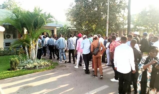 Chômage à Kinshasa : L&rsquo;UPC prise d’assaut par des milliers des jeunes en quête d’un poste à la Regideso