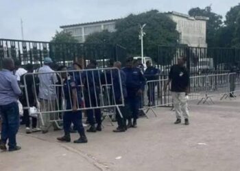 Kinshasa : Tension à l’Assemblée nationale après l’interdiction d’accès imposée aux agents grévistes
