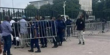 Kinshasa : Tension à l’Assemblée nationale après l’interdiction d’accès imposée aux agents grévistes