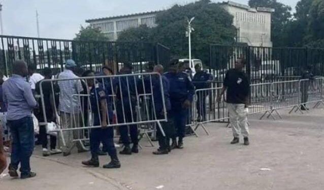 Kinshasa : Tension à l’Assemblée nationale après l’interdiction d’accès imposée aux agents grévistes
