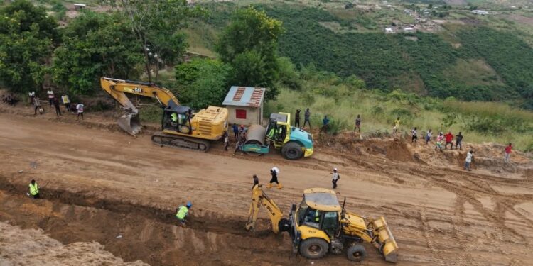 Kinshasa : Le gouvernement lance des travaux de réhabilitation et de construction de la route Mokali à Kimbanseke après 3 ans de délabrement