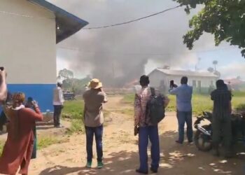 Ebola : à l’hôpital de Rwampara, épicentre de l’épidémie, des familles tentent de récupérer les corps des patients