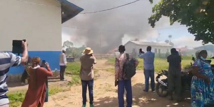Ebola : à l’hôpital de Rwampara, épicentre de l’épidémie, des familles tentent de récupérer les corps des patients
