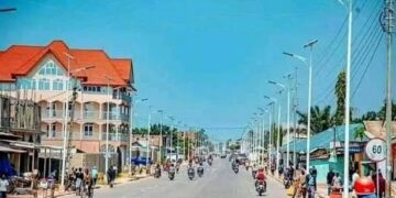Kalemie : le maire ordonne la peinture des maisons en bleu-blanc ou aux couleurs du drapeau pour l’arrivée du président Tshisekedi
