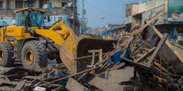 Kinshasa : craignant une autre colère de Félix Tshisekedi, le gouverneur Daniel Bumba lance l’opération de réaménagement autour du Marché central (Communiqué)