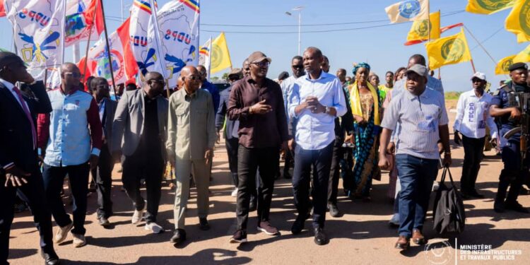 Tanganyika : Le ministre des infrastructures John Banza lance les travaux de modernisation de 22,21 km de voirie à Kalemie
