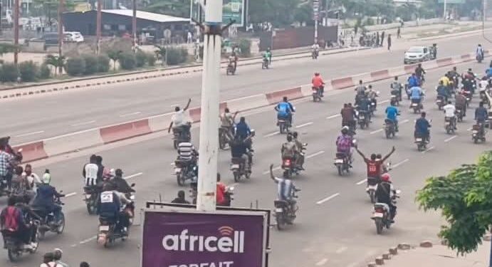 Kinshasa : Des motards  » Wewa  » offrent des courses gratuites pour contrer l’appel à la ville morte