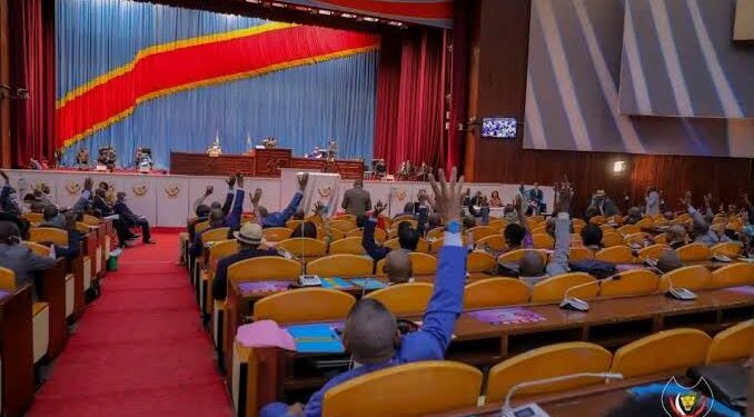 Assemblée nationale : La proposition de loi fixant les conditions d’organisation du référendum en RDC votée à l’unanimité