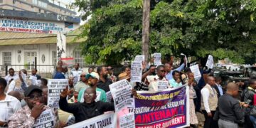 RDC: Coup de gueule des Inspecteurs de travail et contrôleurs devant la Primature, ils réclament l’intégration à la paie régulière