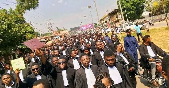 Kasaï-oriental : Les avocats exigent justice après l’agression de leur collègue par un officier FARDC à Mbujimayi
