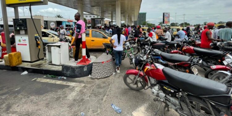 Kinshasa : Le retour des longues files d’attente dans les stations-service inquiète les automobilistes (Constat)