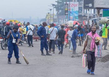 Kinshasa : La Police s’illustre dans les travaux d’assainissement sur le boulevard Lumumba à Masina (Constat)