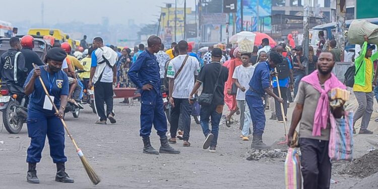 Kinshasa : La Police s’illustre dans les travaux d’assainissement sur le boulevard Lumumba à Masina (Constat)