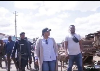Lubumbashi : le maire Joyce Tunda lance une opération d’assainissement et d’évacuation des marchés de fortune sur l’avenue des araucarias