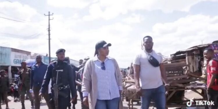 Lubumbashi : le maire Joyce Tunda lance une opération d’assainissement et d’évacuation des marchés de fortune sur l’avenue des araucarias