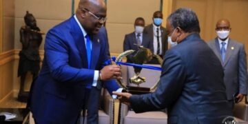 RDC : Félix Tshisekedi décore les professeurs Sulu Maseb&rsquo;a Mwang Stanislas et Jean-Jacques Muyembe