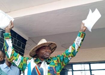 Kasaï : Le maire de Tshikapa crée la controverse en déchirant publiquement la Constitution lors d’un meeting