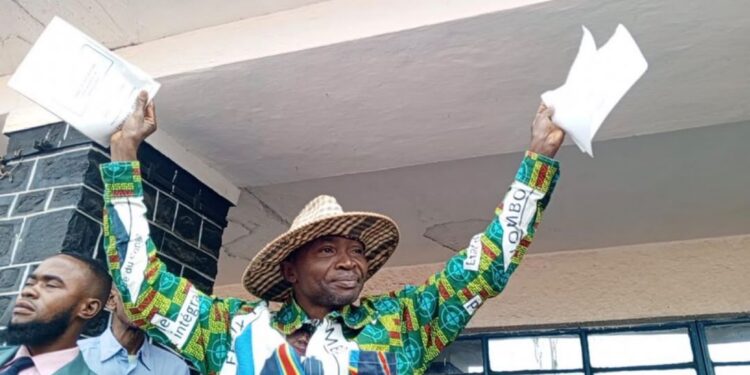Kasaï : Le maire de Tshikapa crée la controverse en déchirant publiquement la Constitution lors d’un meeting