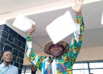 Kasaï : L’Assemblée provinciale exige au gouverneur la suspension du maire de Tshikapa pour avoir déchiré publiquement la Constitution