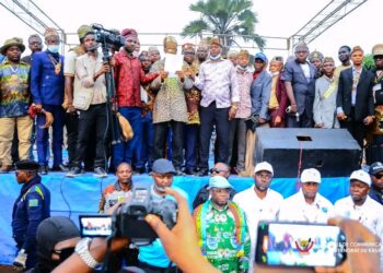Kasaï : Les chefs coutumiers soutiennent le changement de la Constitution lors d’un meeting du Gouverneur Crispin Mukendi à Tshikapa