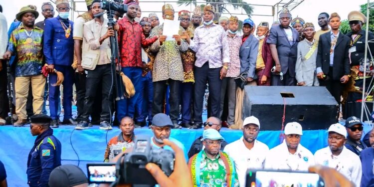 Kasaï : Les chefs coutumiers soutiennent le changement de la Constitution lors d’un meeting du Gouverneur Crispin Mukendi à Tshikapa