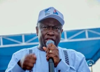 Kinshasa : Devant ses partisans, Augustin Kabuya rejette les résolutions de la CENCO sur la constitution et ordonne qu’on les déchire