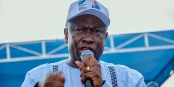 Kinshasa : Devant ses partisans, Augustin Kabuya rejette les résolutions de la CENCO sur la constitution et ordonne qu’on les déchire