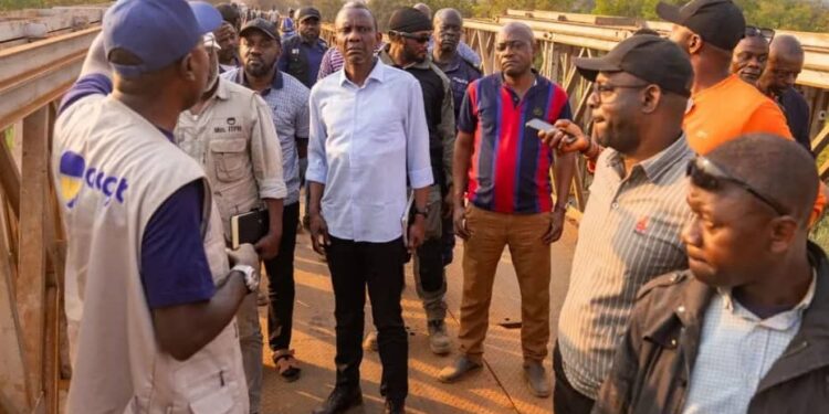 Haut-Lomami : Le ministre des infrastructures John Banza accélère le désenclavement avec la RN1, les ports et l’accès à l’eau potable